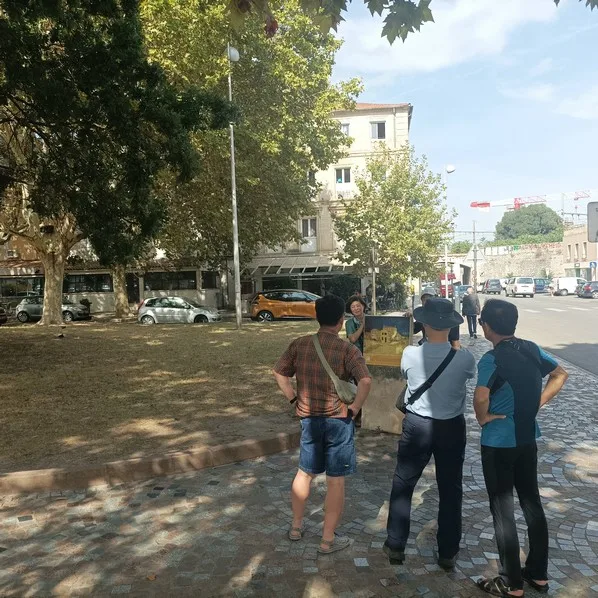 جولة إرشادية في آرل, رومان بوشود
