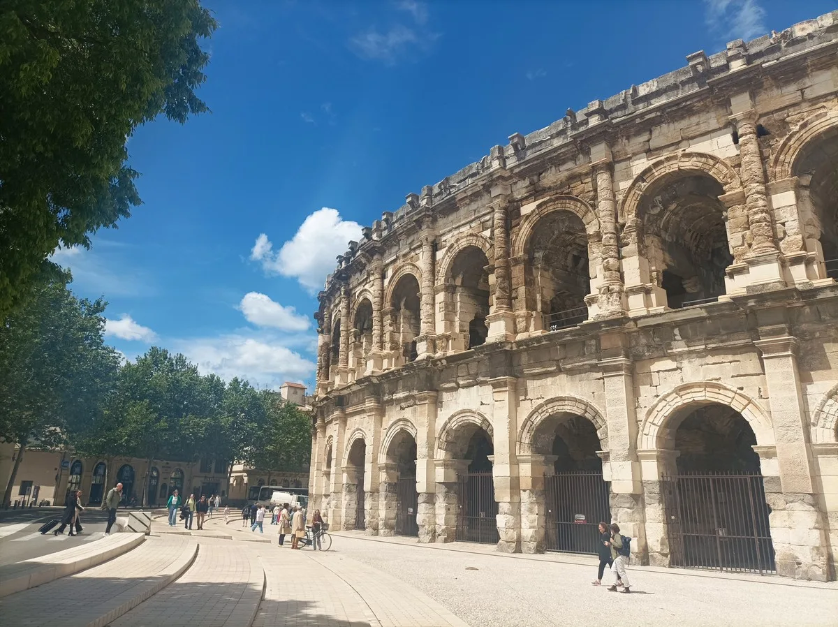Turne me guidë në Nimes, Romain Bouchaud