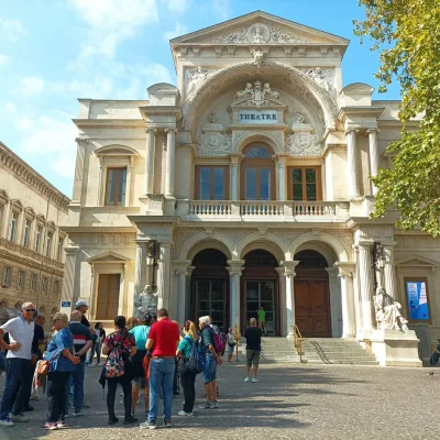 Avignon Tour Guide