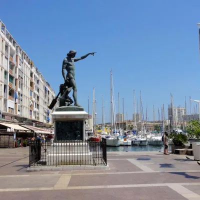 Guided tour in Toulon – 2 hours