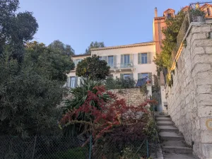 Udhëtim i udhëzuar në Grasse, Romain Bouchaud