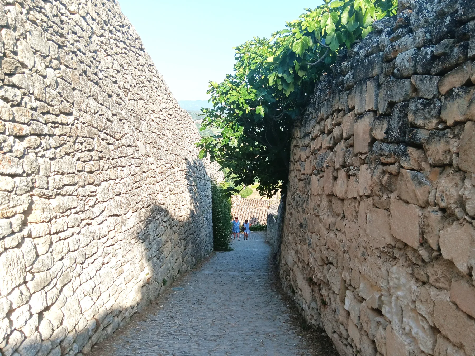 Tour in Lacoste, Tour in the Luberon